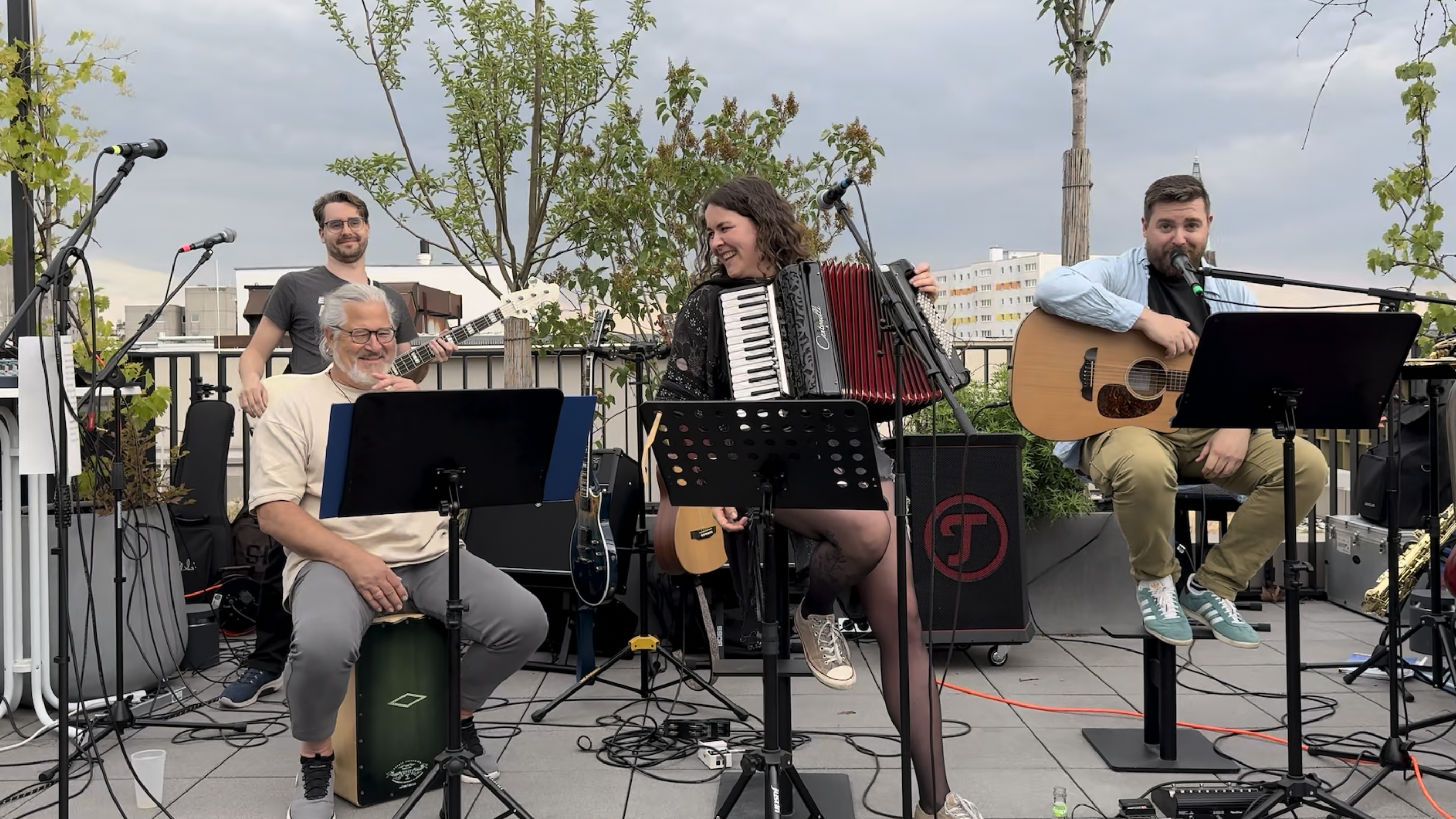 Die vier Mitglieder von Isso bei einer Akustik-Session